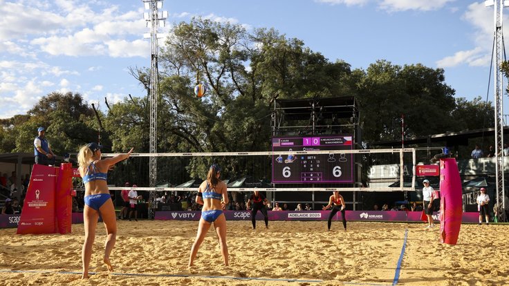 Neuschaeferová s Maixnerovou v úvodním utkání proti USA.