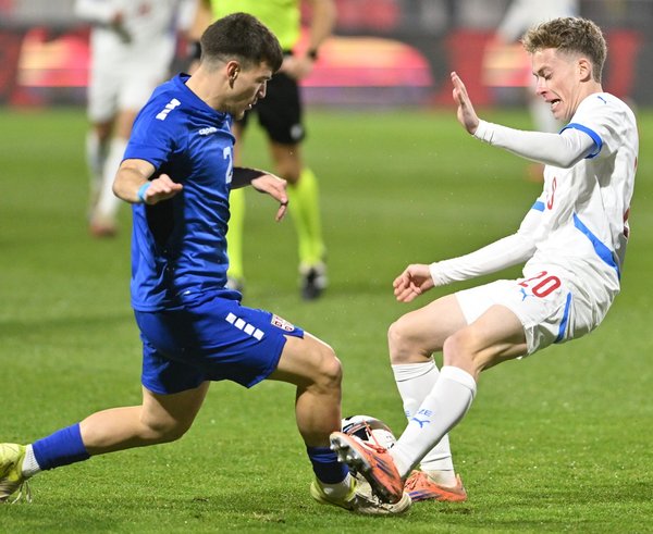 Boris Matić a David Planka v souboji.