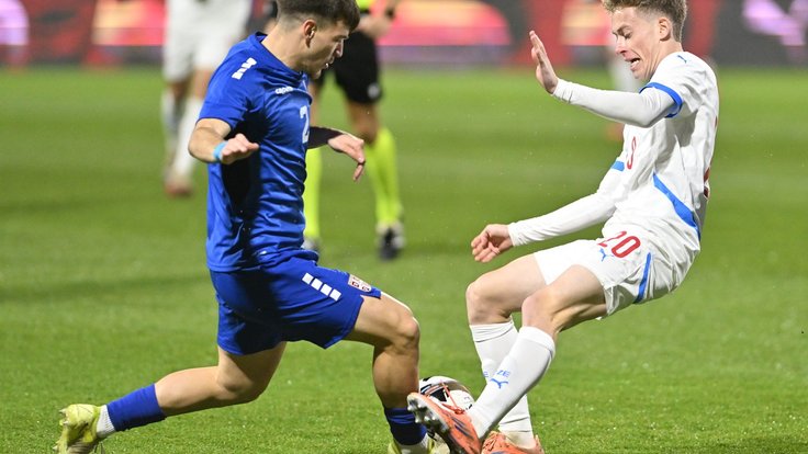 Boris Matić a David Planka v souboji.