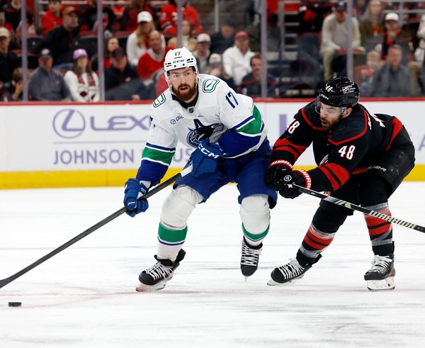 Filip Hronek utkání s Carolinou nedohrál