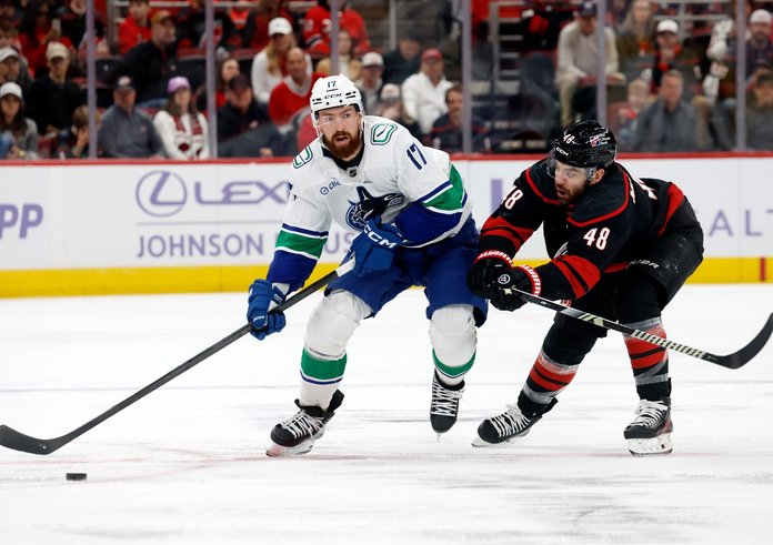 Filip Hronek utkání s Carolinou nedohrál