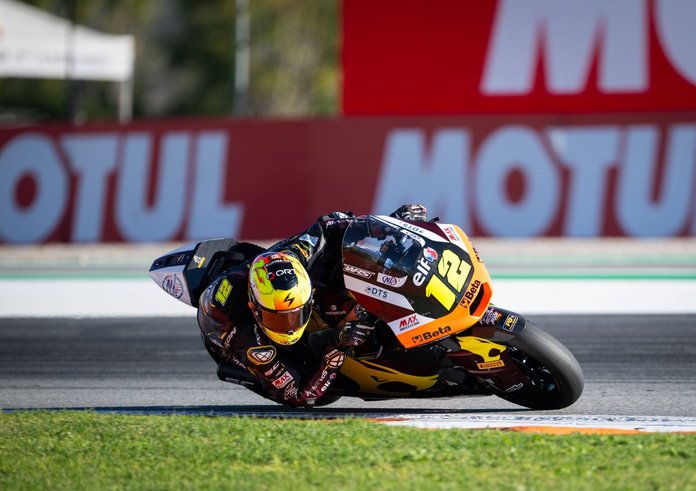 Filip Salač na závodním okruhu ve Valencii.