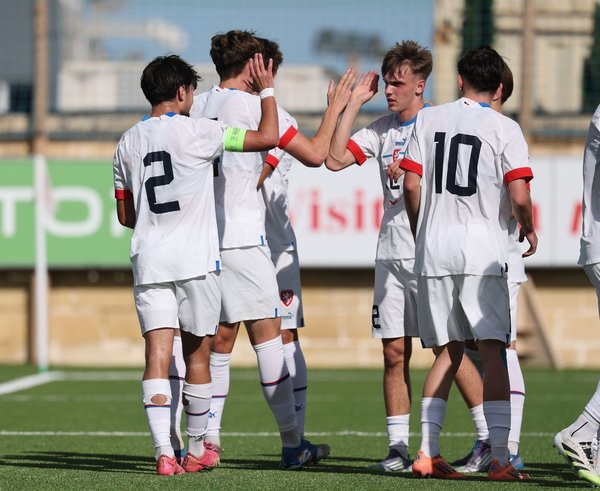 Čeští hráči slaví vstřelení první branky.