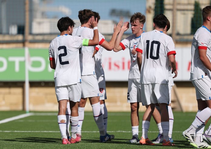 Čeští hráči slaví vstřelení první branky.