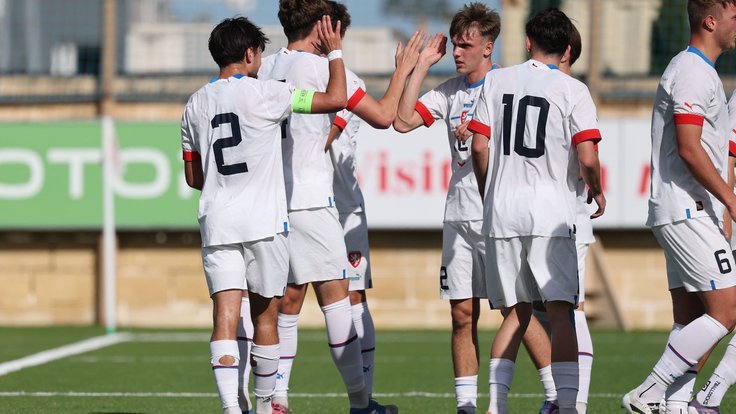 Čeští hráči slaví vstřelení první branky.