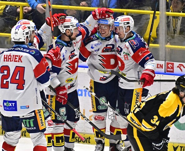 Hokejisté Pardubic slaví gól do sítě Litvínova.