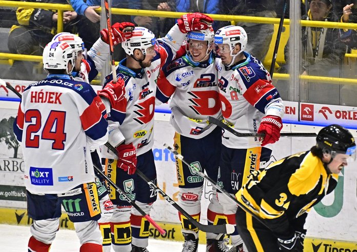 Hokejisté Pardubic slaví gól do sítě Litvínova.
