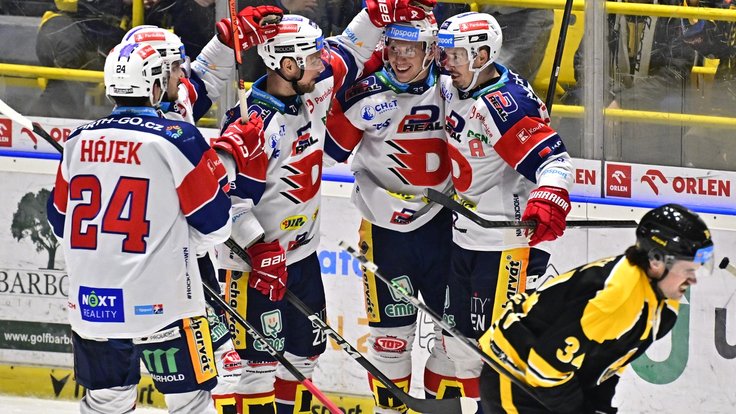 Hokejisté Pardubic slaví gól do sítě Litvínova.