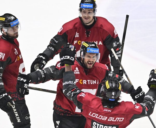 Tomáš Hyka (uprostřed) oslavuje gól