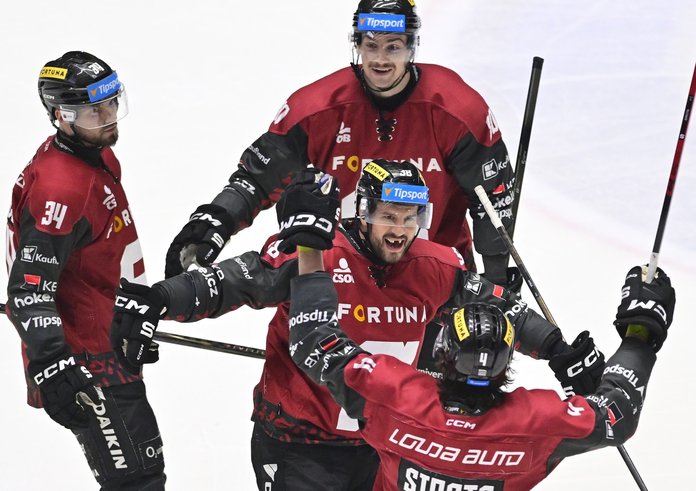 Tomáš Hyka (uprostřed) oslavuje gól