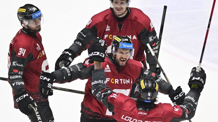 Tomáš Hyka (uprostřed) oslavuje gól