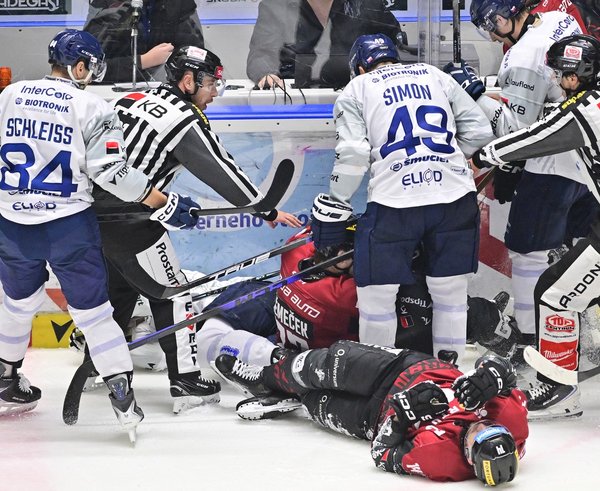 Daniel Malák (vzadu) leží otřesený u mantinelu