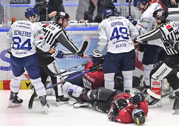 Daniel Malák (vzadu) leží otřesený u mantinelu