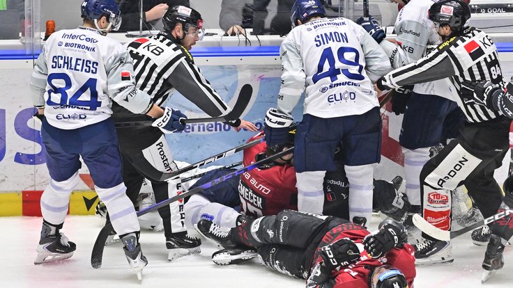 Daniel Malák (vzadu) leží otřesený u mantinelu