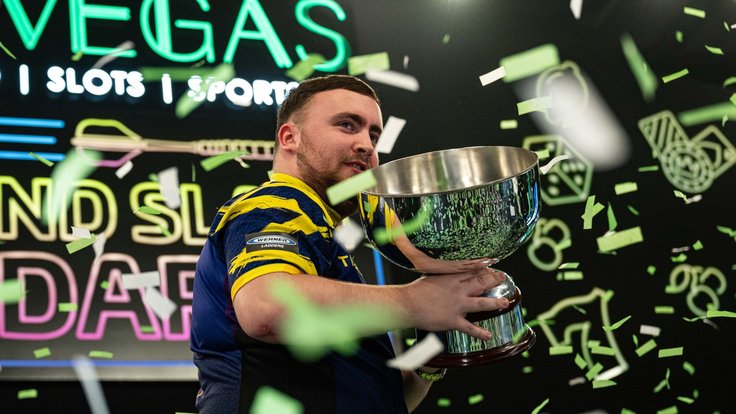 Luke Littler s vítěznou trofejí.