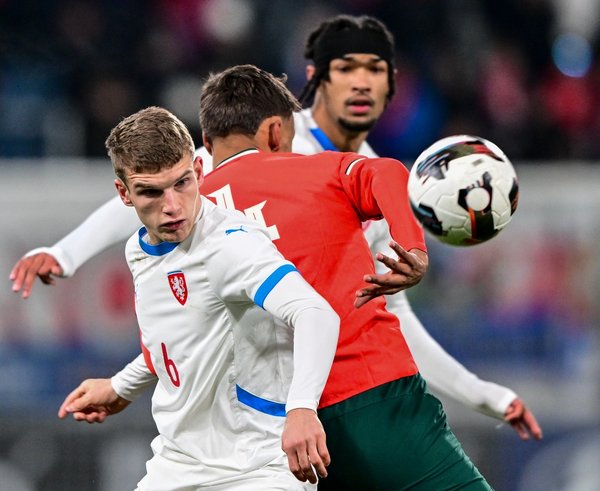 Matěj Mikulenka a Yannick Eduardo v souboji se soupeřem.