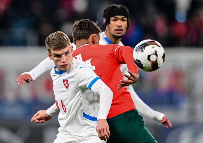 Matěj Mikulenka a Yannick Eduardo v souboji se soupeřem.