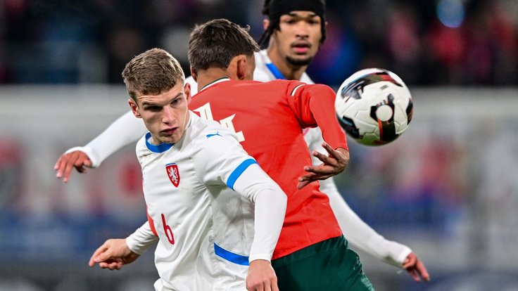 Matěj Mikulenka a Yannick Eduardo v souboji se soupeřem.