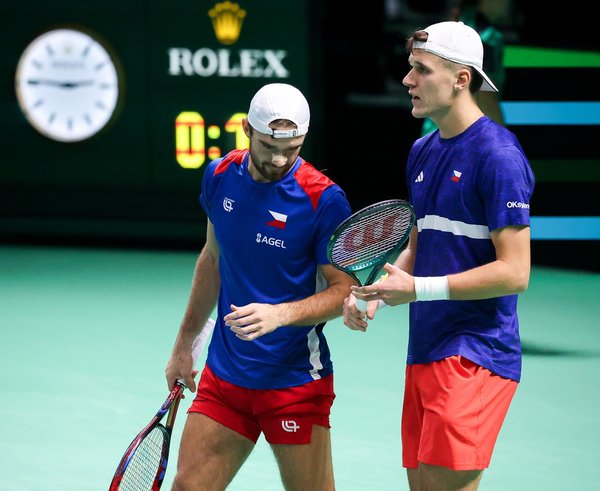 Macháč (vlevo) a Menšík prohráli rozhodující čtyřhru.