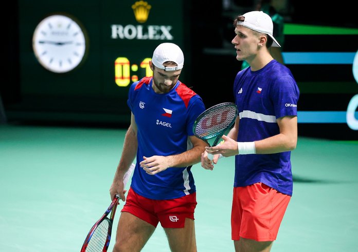 Macháč (vlevo) a Menšík prohráli rozhodující čtyřhru.