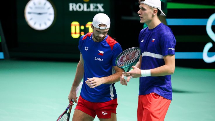 Macháč (vlevo) a Menšík prohráli rozhodující čtyřhru.