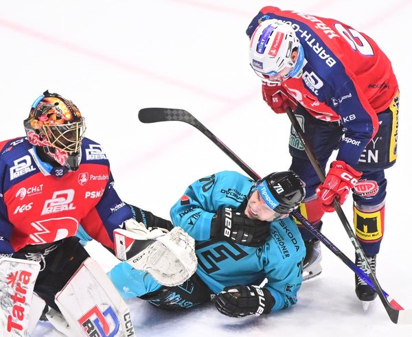 Libor Hájek kopl ležícího soupeře.