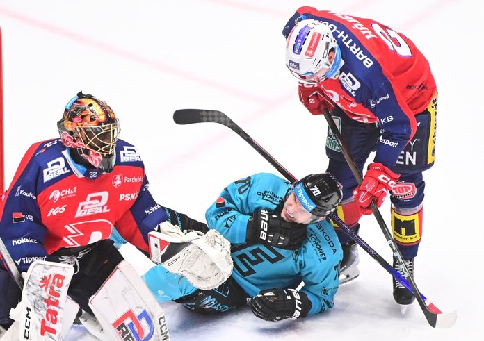 Libor Hájek kopl ležícího soupeře.