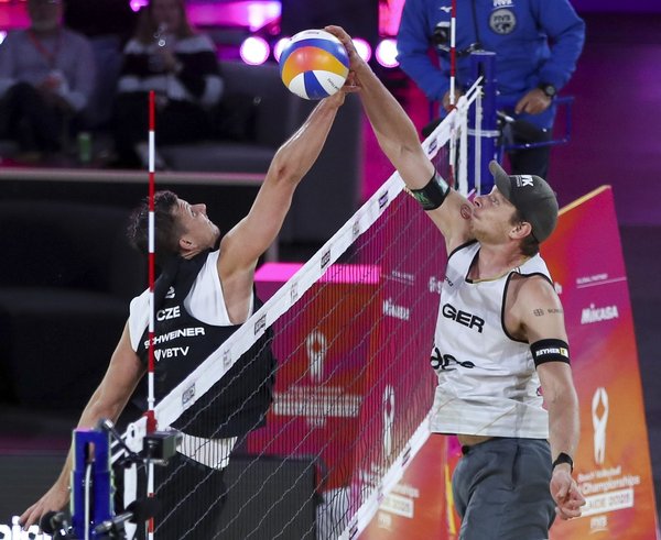 David Schweiner v souboji nad sítí s Nilsem Ehlersem.