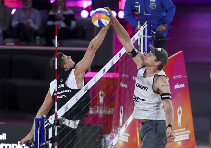 David Schweiner v souboji nad sítí s Nilsem Ehlersem.