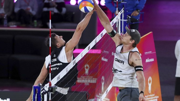 David Schweiner v souboji nad sítí s Nilsem Ehlersem.