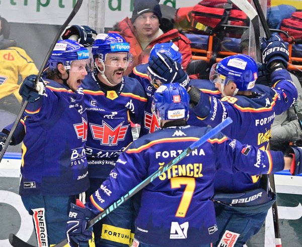 Hráči Motoru oslavují gól