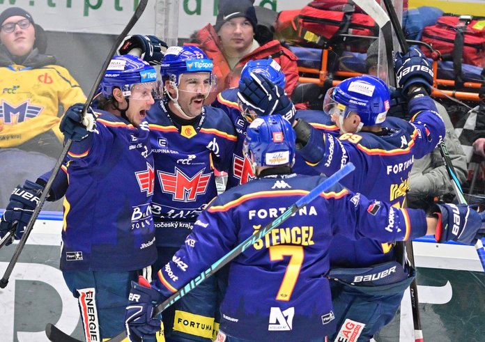 Hráči Motoru oslavují gól