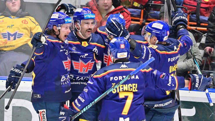 Hráči Motoru oslavují gól