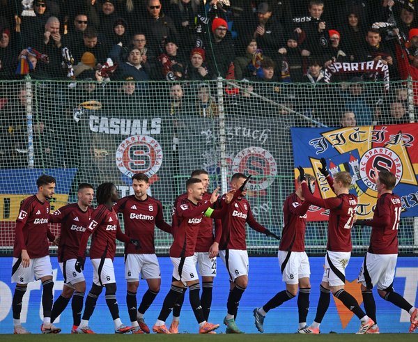 Hráči Sparty se radují z Haraslínova gólu.