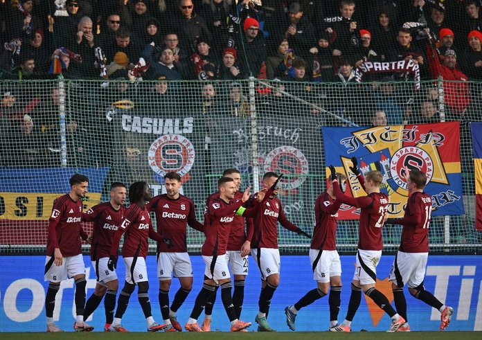 Hráči Sparty se radují z Haraslínova gólu.