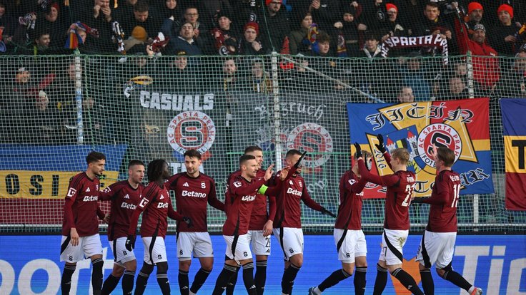 Hráči Sparty se radují z Haraslínova gólu.