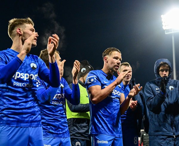 Hráči Slovanu Liberec děkují po výhře fanouškům.