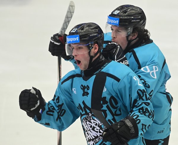 Karlovarští Jiskra a Šilhan oslavují branku.