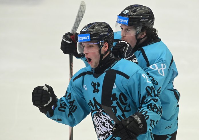 Karlovarští Jiskra a Šilhan oslavují branku.