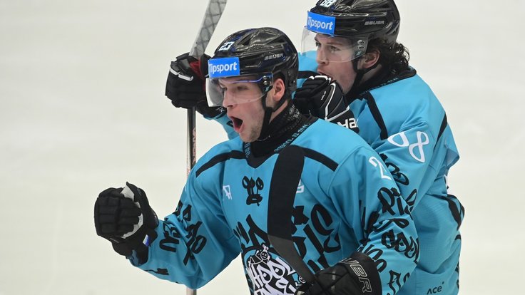 Karlovarští Jiskra a Šilhan oslavují branku.