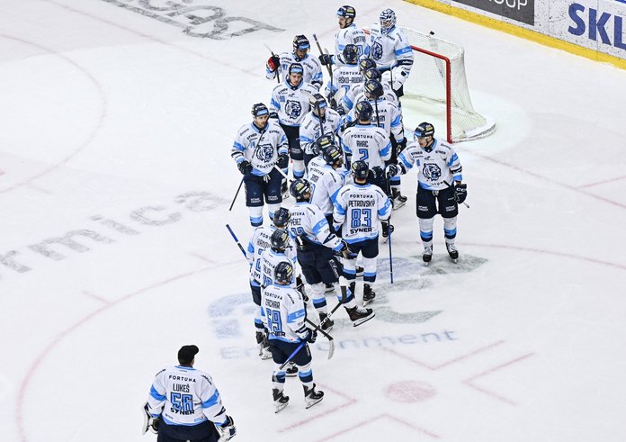 Hráči Liberce se radují z vysoké výhry.