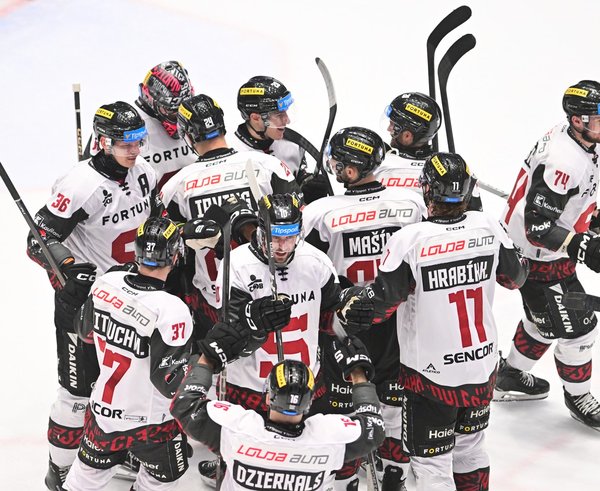 Sparťanští hokejisté slaví výhru a první místo v tabulce.