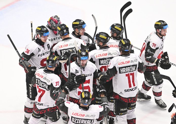 Sparťanští hokejisté slaví výhru a první místo v tabulce.