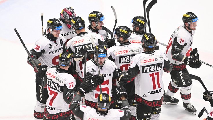 Sparťanští hokejisté slaví výhru a první místo v tabulce.