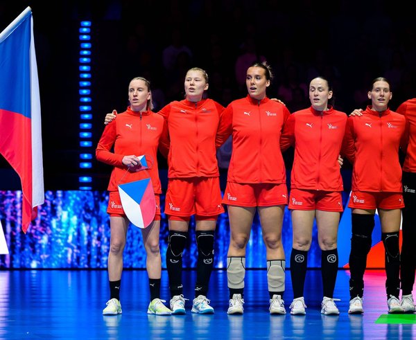 České reprezentantky při úvodní hymně.