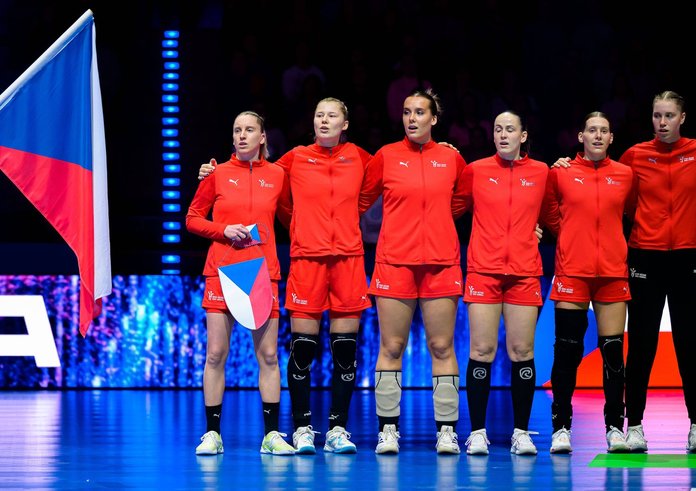 České reprezentantky při úvodní hymně.