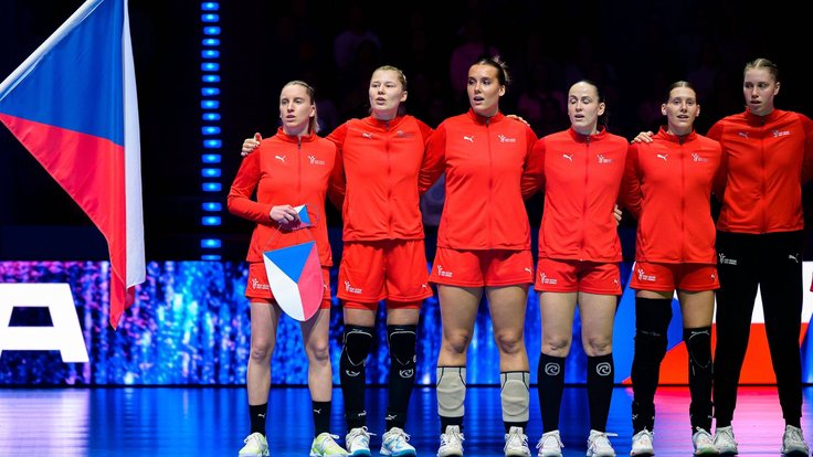 České reprezentantky při úvodní hymně.