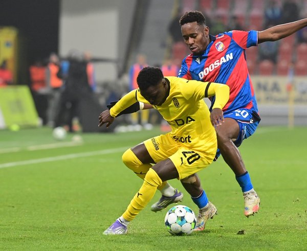 John Solomon a Sampson Dweh v souboji.