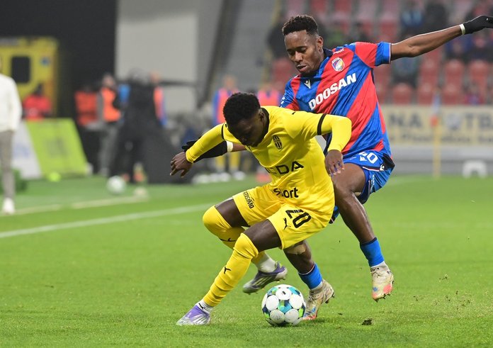 John Solomon a Sampson Dweh v souboji.