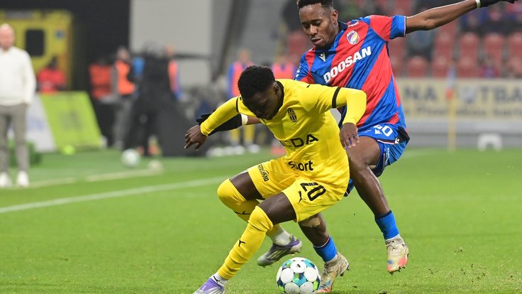 John Solomon a Sampson Dweh v souboji.